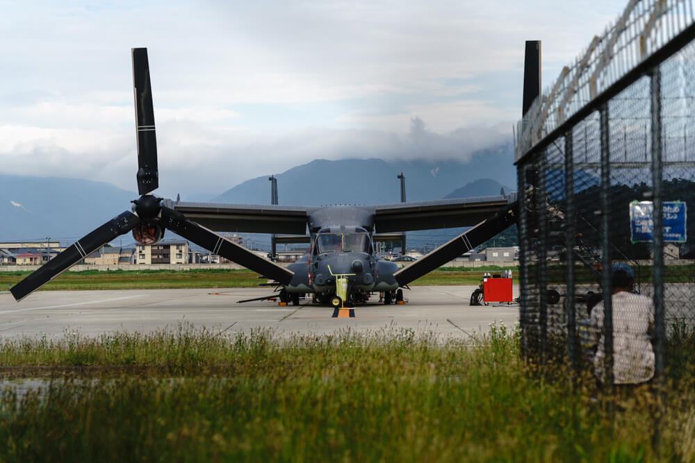 山形空港に緊急着陸したオスプレイを正面から撮った写真